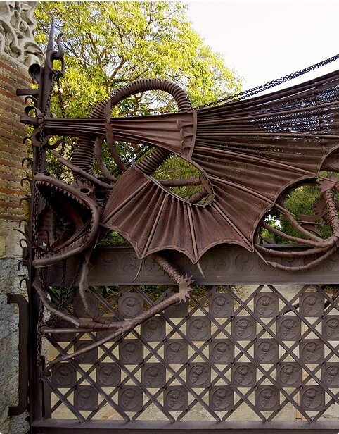 porta-drac-gaudi Pabellones Güell (Porta del Drac)